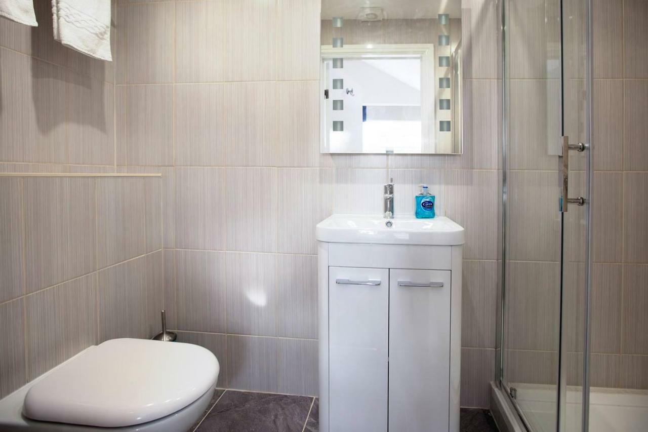Spacious King Bed Near Denmark Hill Station *