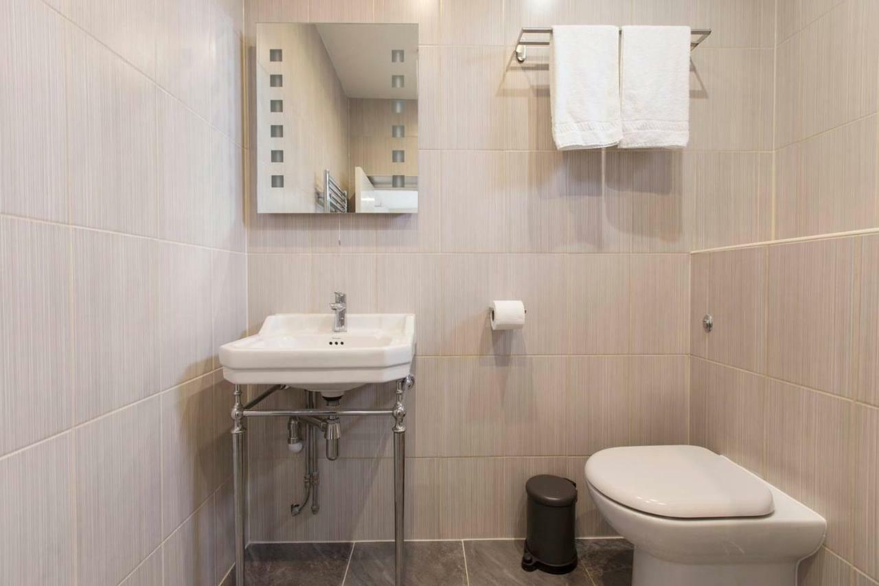 Spacious King Bed Near Denmark Hill Station Inn *