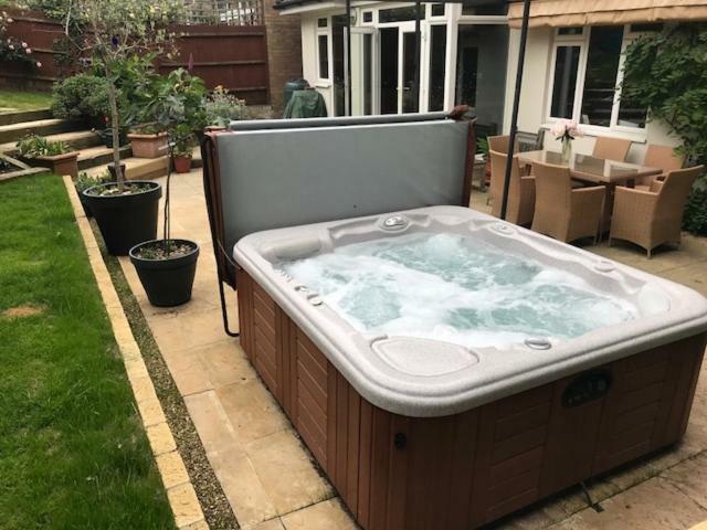 Wimbledon Tennis House With Hot Tub; 4 Minute Walk Holiday home London
