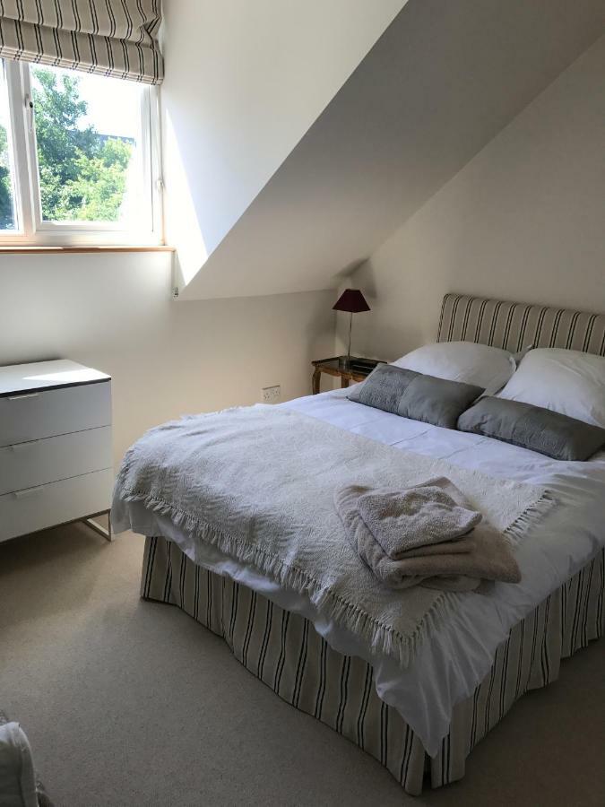 Wimbledon Tennis House With Hot Tub; 4 Minute Walk Holiday home