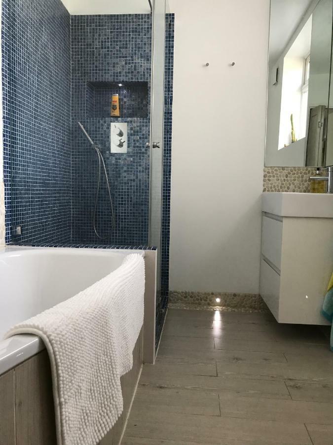 Wimbledon Tennis House With Hot Tub; 4 Minute Walk Holiday home