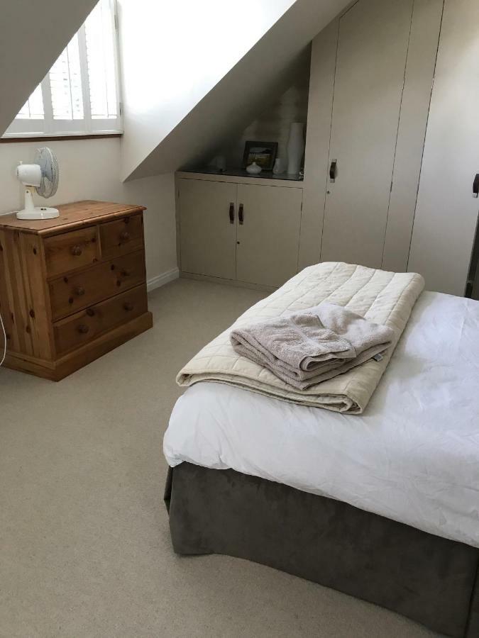 Wimbledon Tennis House With Hot Tub; 4 Minute Walk Holiday home *