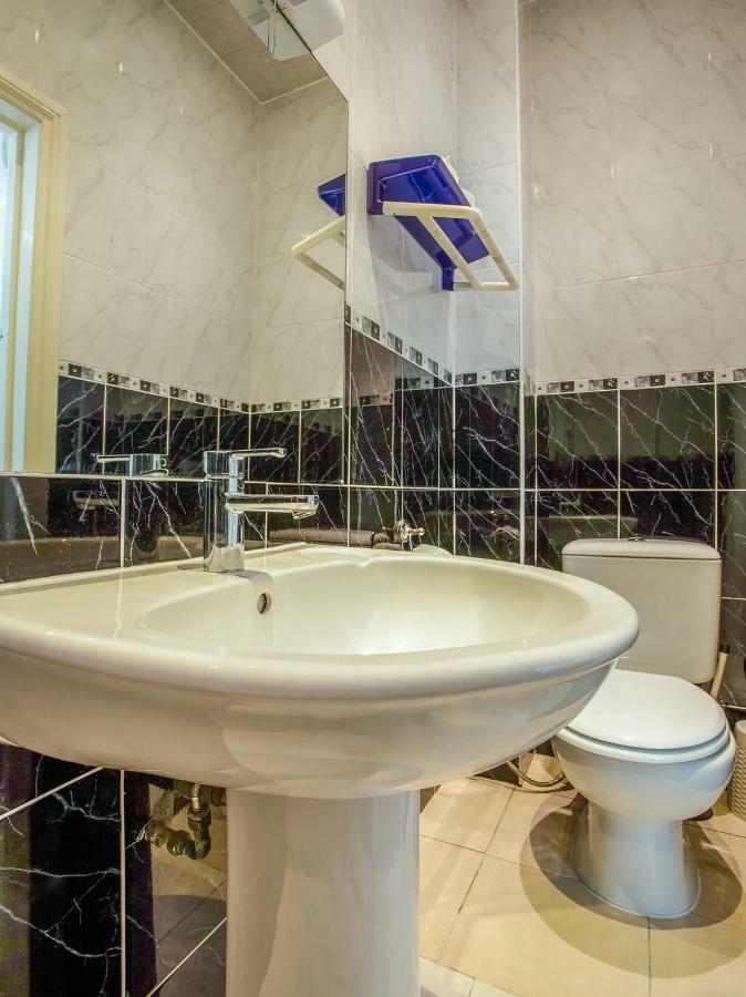 Oyo Lifestyle Golden Guest house 3*