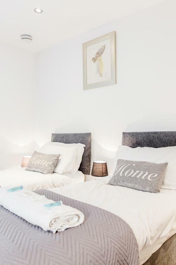 Premium Excel 3 & 2 Bedrooms Apartment London