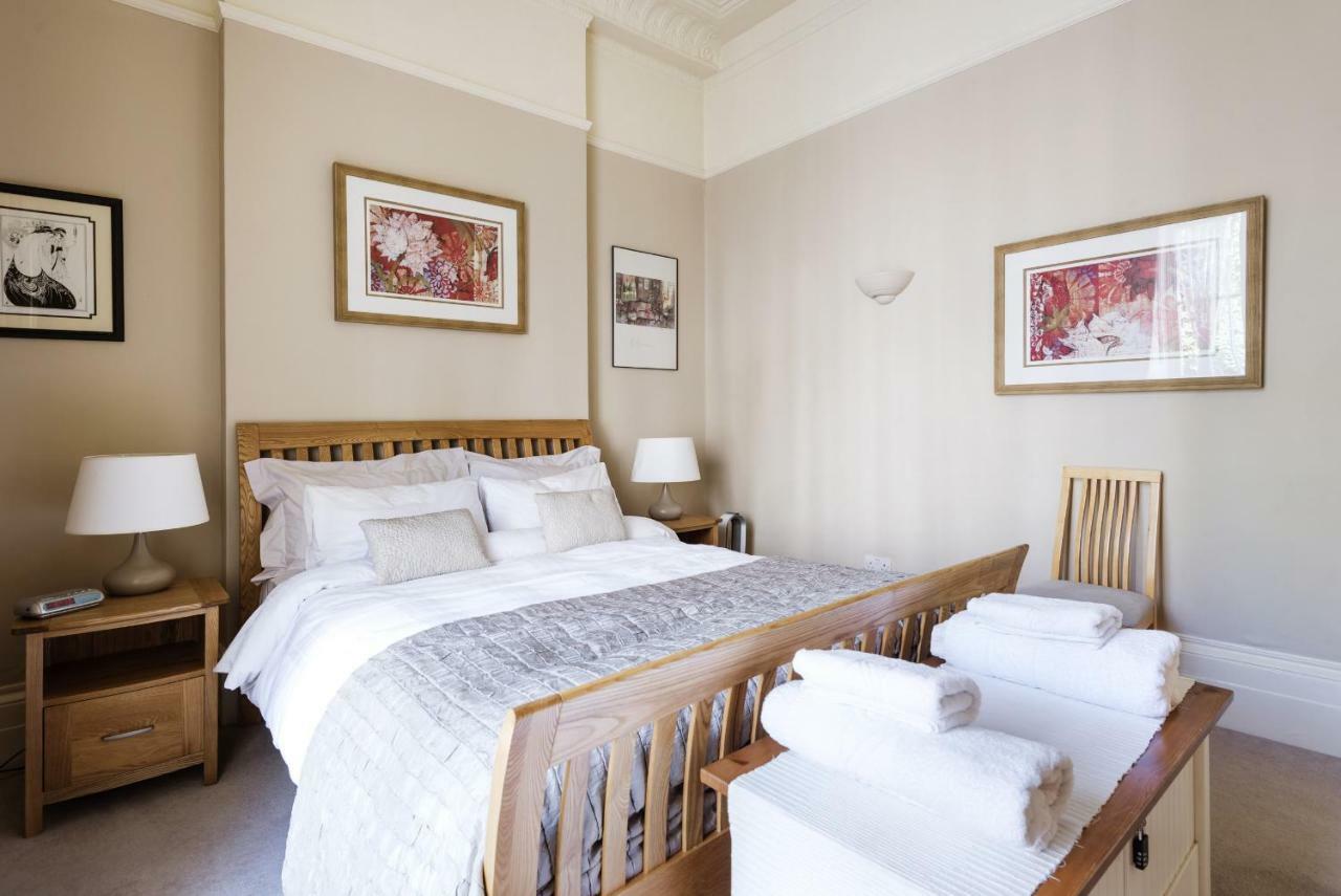 Charming Victoria Close To Buckingham Palace By Underthedoormat *