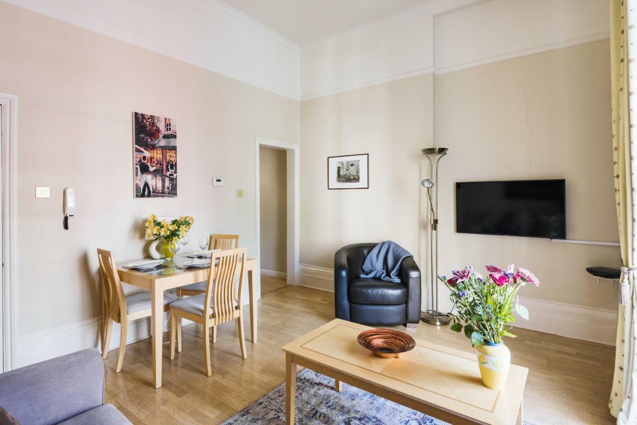 Charming Victoria Close To Buckingham Palace By Underthedoormat Apartment *