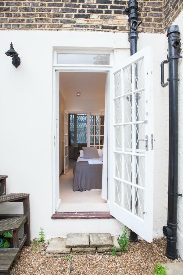 Next To Victoria Station Apartment *