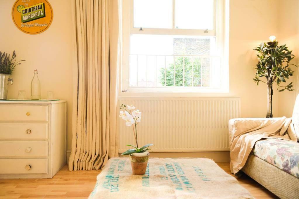 London's East End 2 Bedroom Apartment *