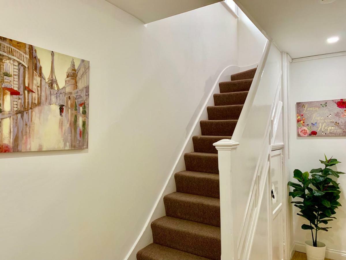 2 Bedroom Apartment, Kitchen, Reception And Private Garden Apartment *