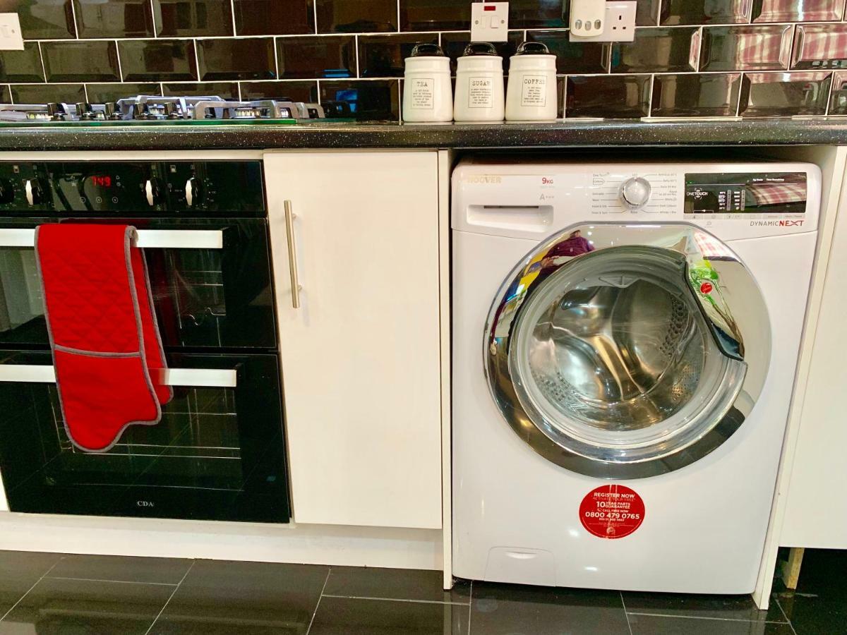 2 Bedroom Apartment, Kitchen, Reception And Private Garden Apartment *