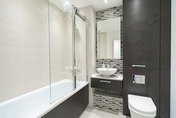 With Private Bathroom In A Modern Two Bedroom Two Bathroom Flat Homestay *