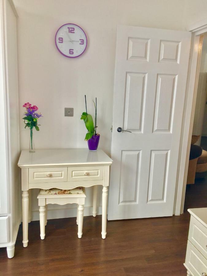2-bedrooms Modern Next To Velodrome, Lounge, Balcony, Parking, Abba * London
