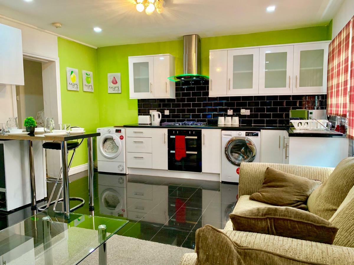 2 Bedroom Apartment, Kitchen, Reception And Private Garden Apartment *