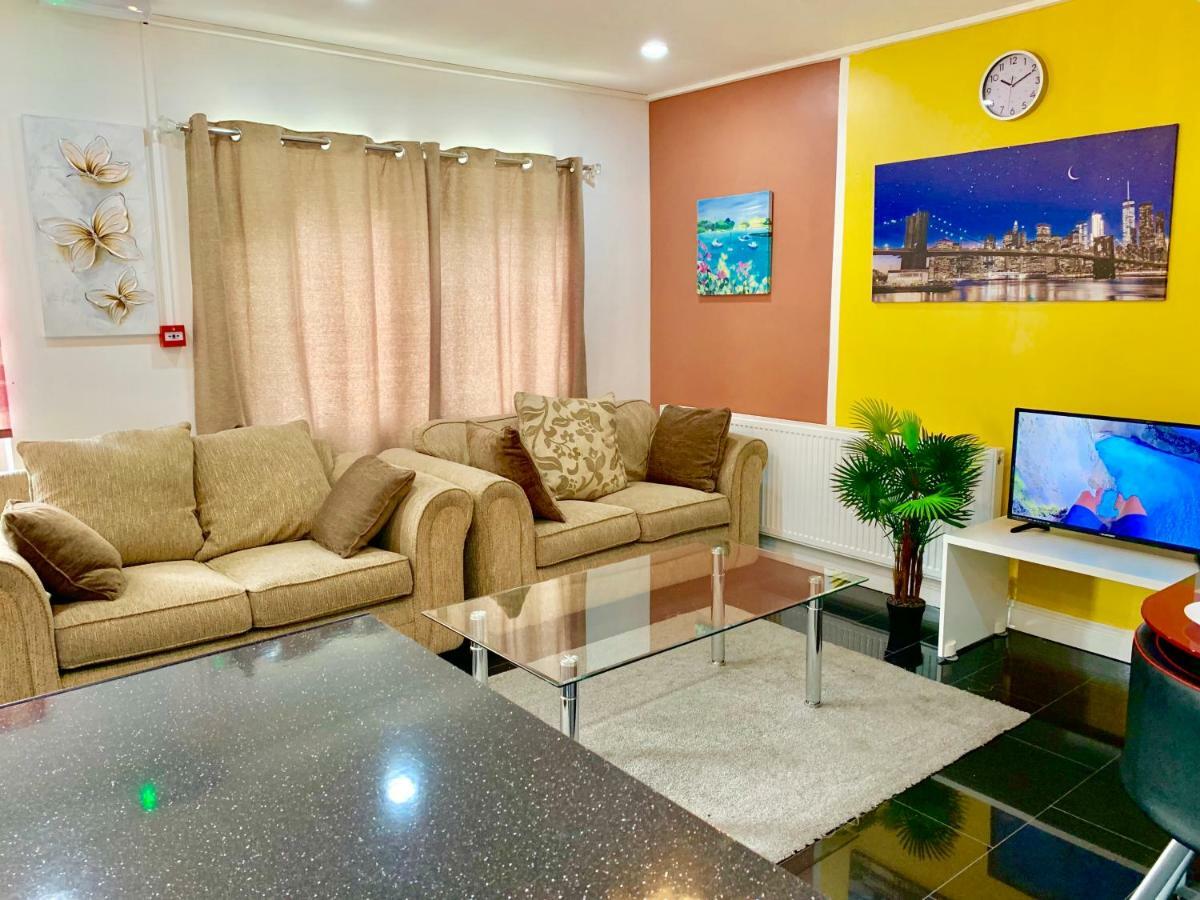 2 Bedroom Apartment, Kitchen, Reception And Private Garden * London