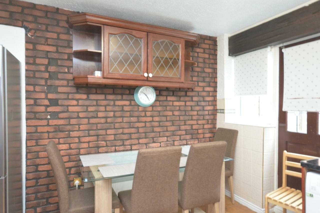 Four Bedroom Townhouse 12 Minutes Walk To Excel Exhibition Centre Ferienhaus London