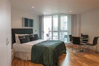 St Georges Wharf Apartment *