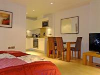 St Georges Wharf Apartment *