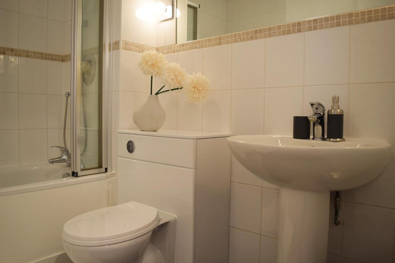 Splendid 1 Bed Flat In Stockwell, Sleeps 4 London