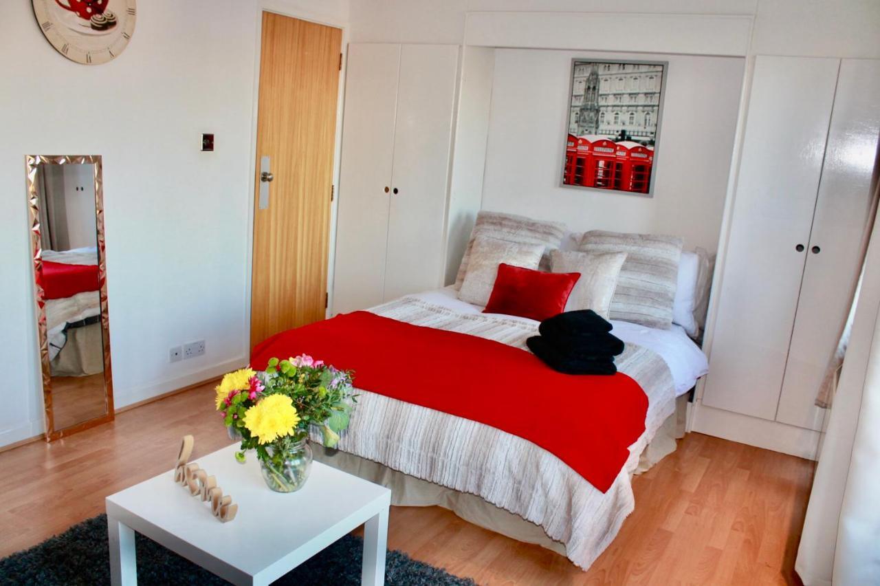 Tobacco Dock Studio Apartment