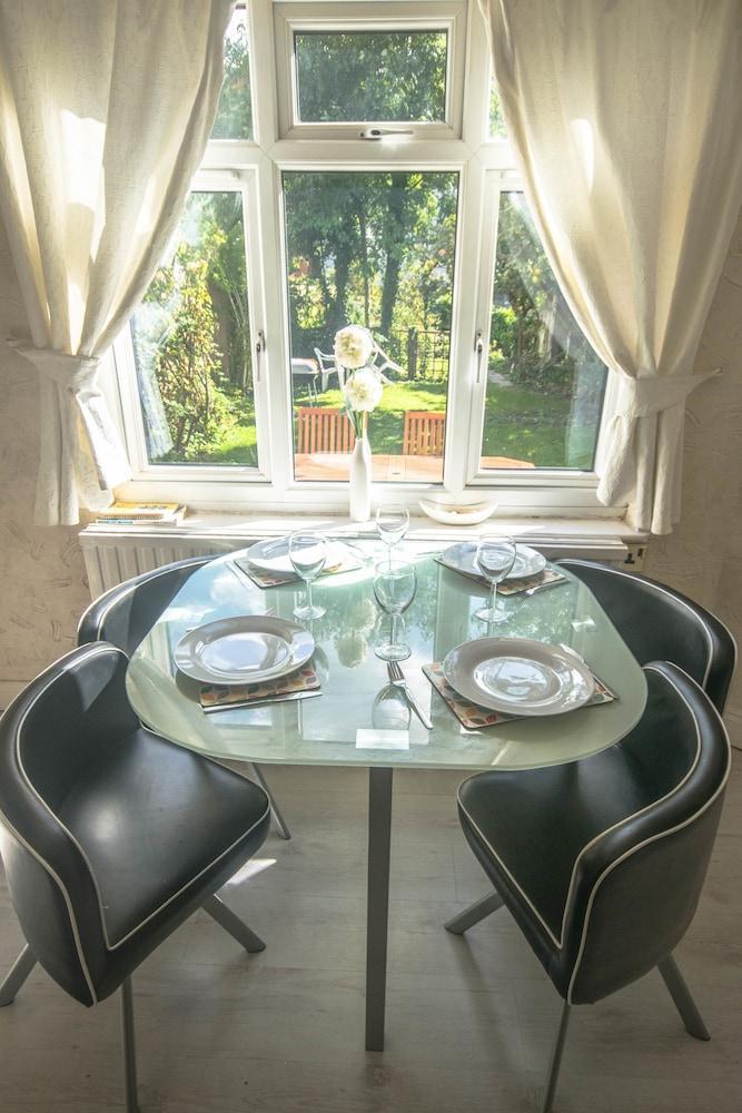 Lovely Garden In Wimbledon Town Centre With Private Parking By Wimbledon Lets Apartment London