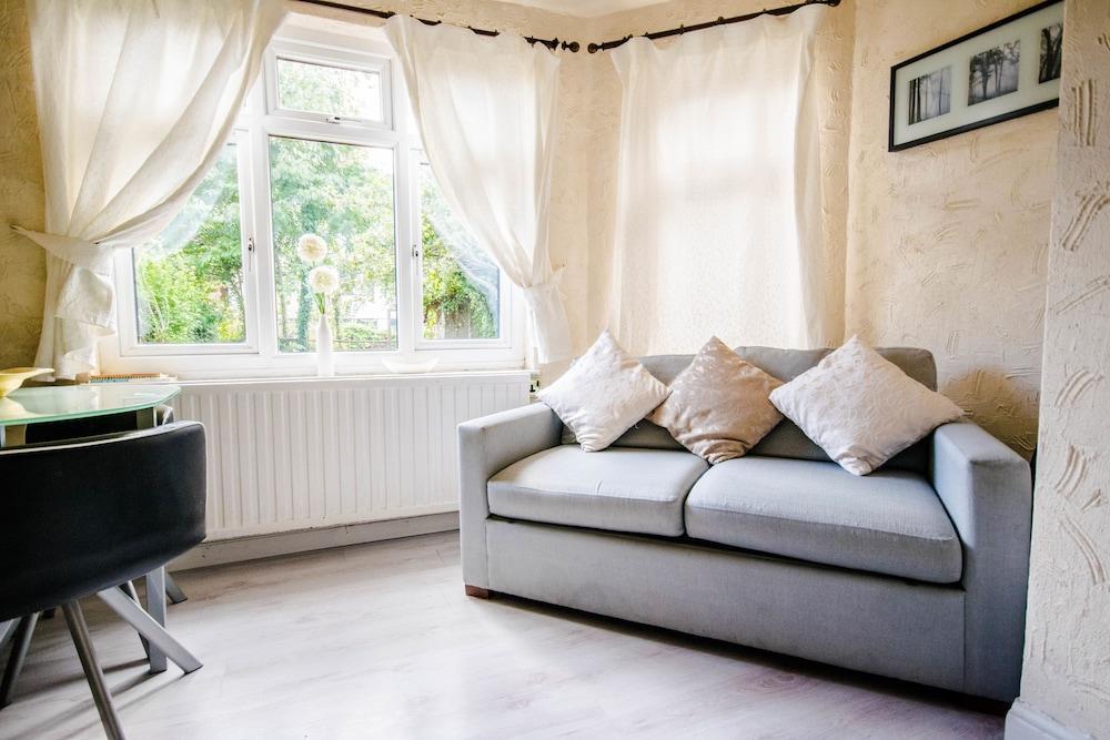 Lovely Garden In Wimbledon Town Centre With Private Parking By Wimbledon Lets